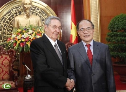 ປະທານສະພາແຫ່ງຊາດຫວຽດນາມ Nguyen Sinh Hung ໃຫ້ການຕ້ອນຮັບປະທານ Raul Castro Ruz